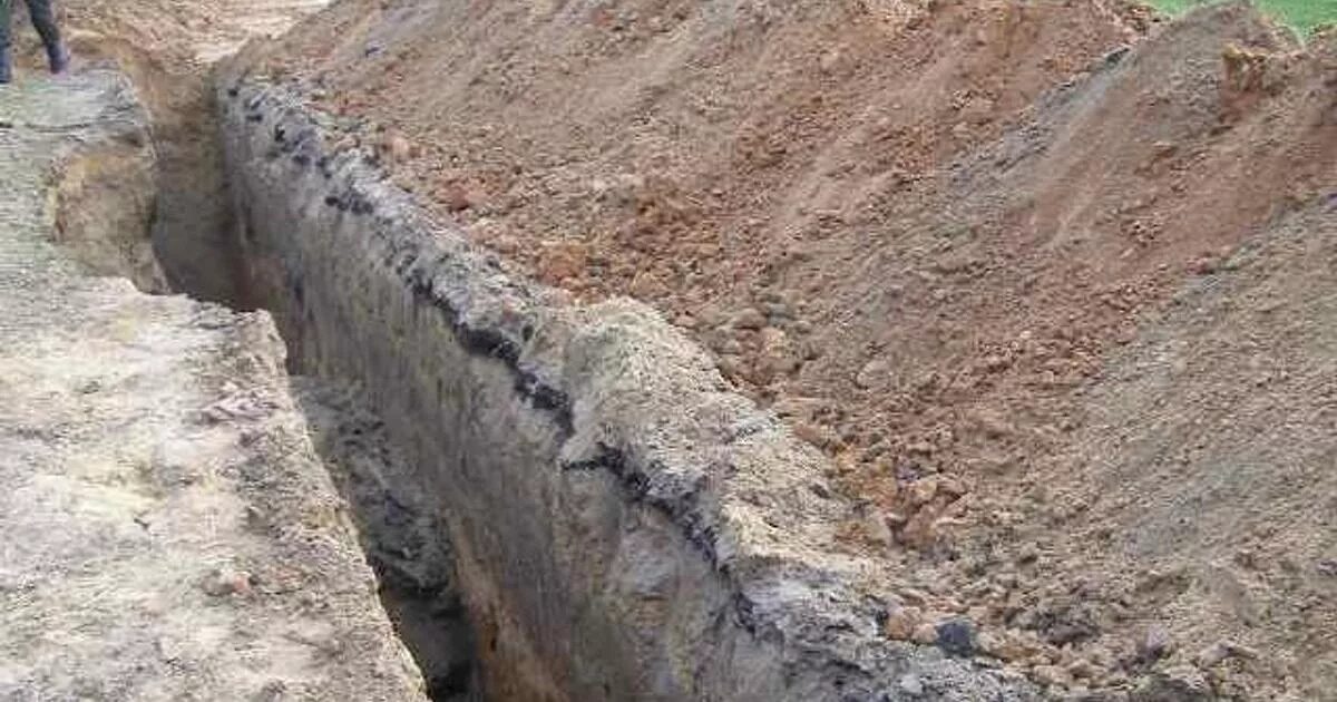 Они засыпать землей. Петрозаводск почвы. Земля на подсыпку участка. Копание могил. Ремонт дорог.