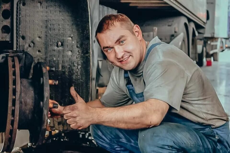 Слесарь санкт петербург. Слесарь моторист двигателей камаз. грузовой автомеханик. автослесарь грузовых автомобилей. слесарь-механик грузовых автомобилей.