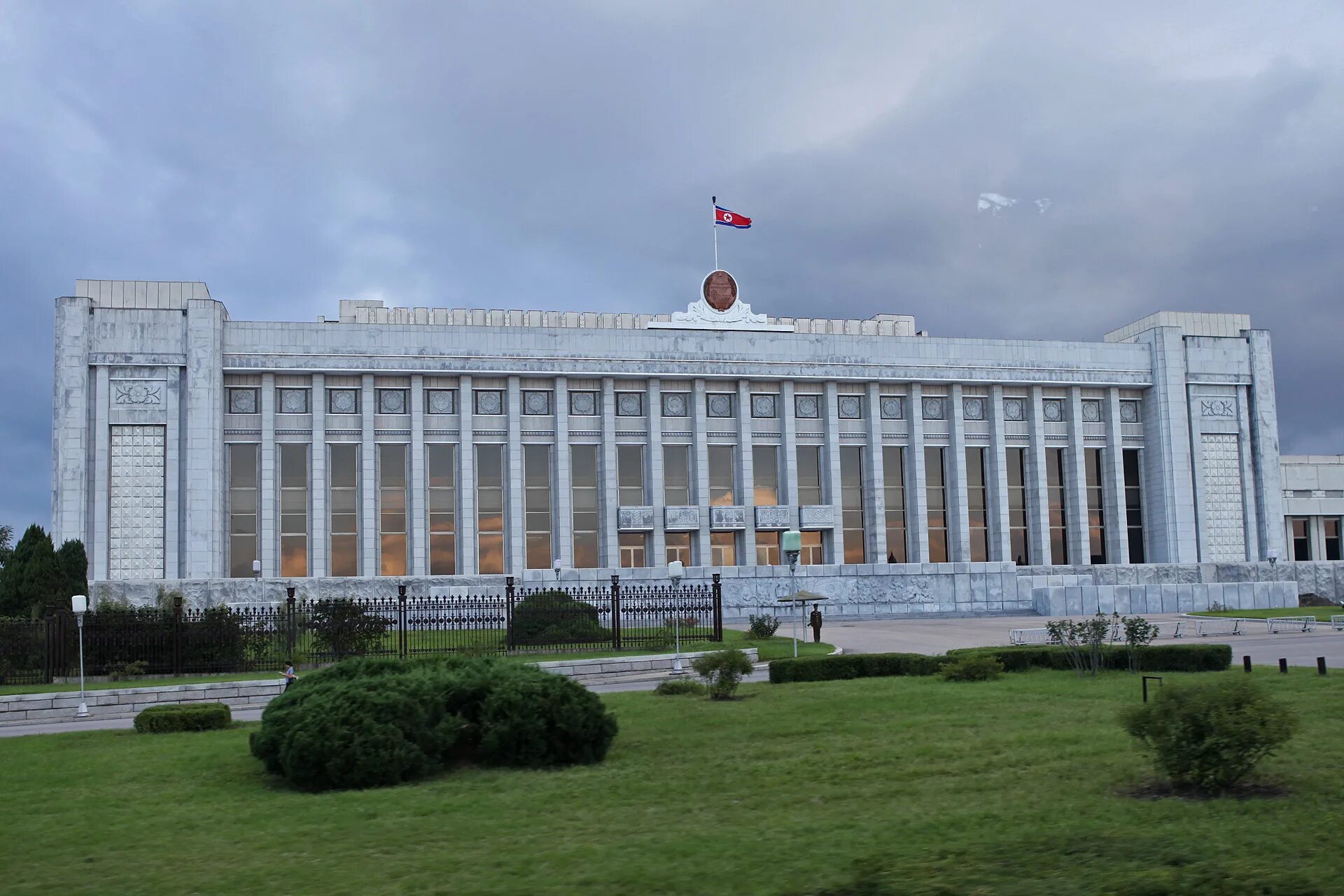 Лишь некоторые правительственные учреждения находятся