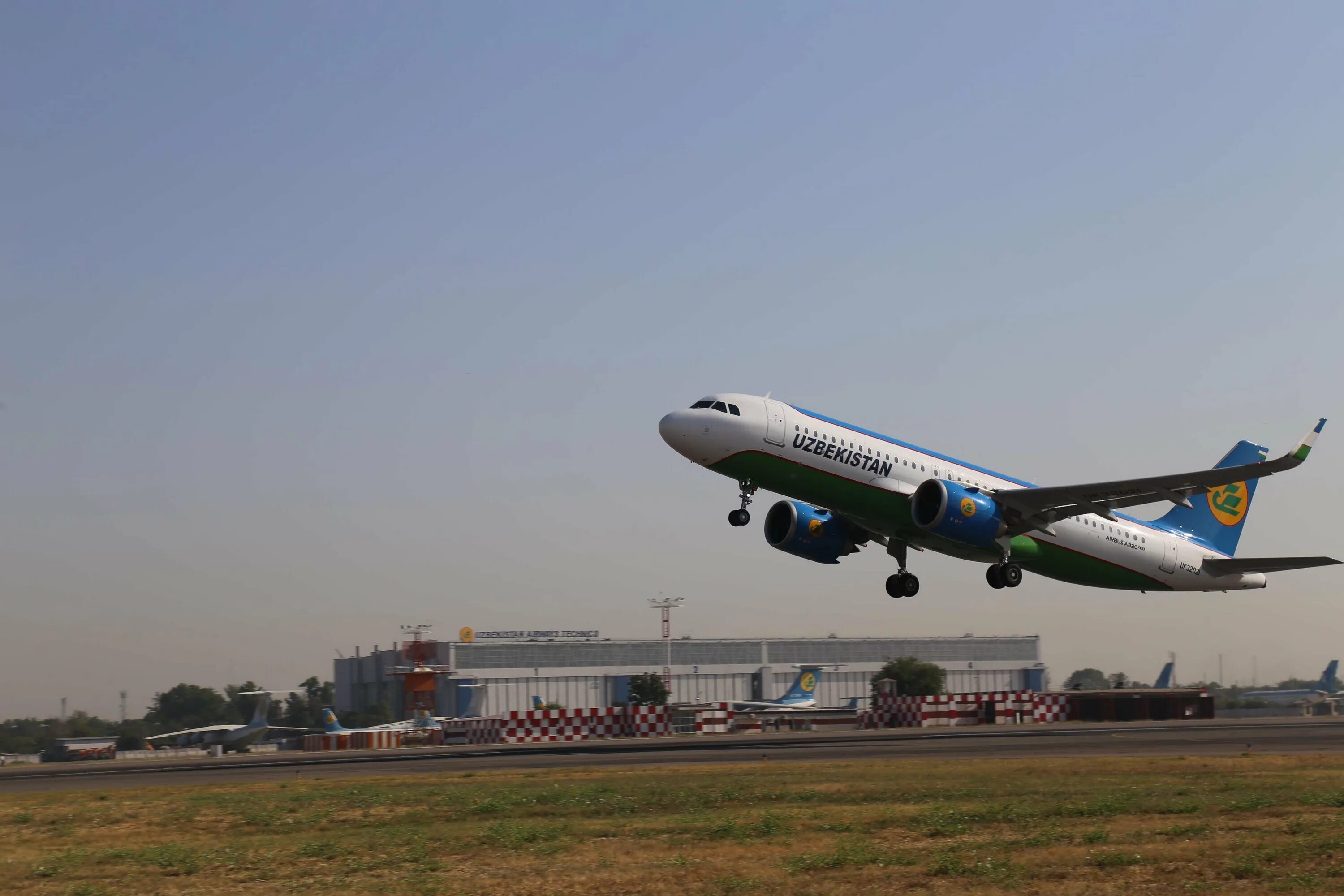 Самолет душанбе ташкент. Аэропорт uzbekistan airways аэропорт. чартерные рейсы узбекистан аирвейс. самолет узбекистан аирвайс. uzbekistan airways ташкент.