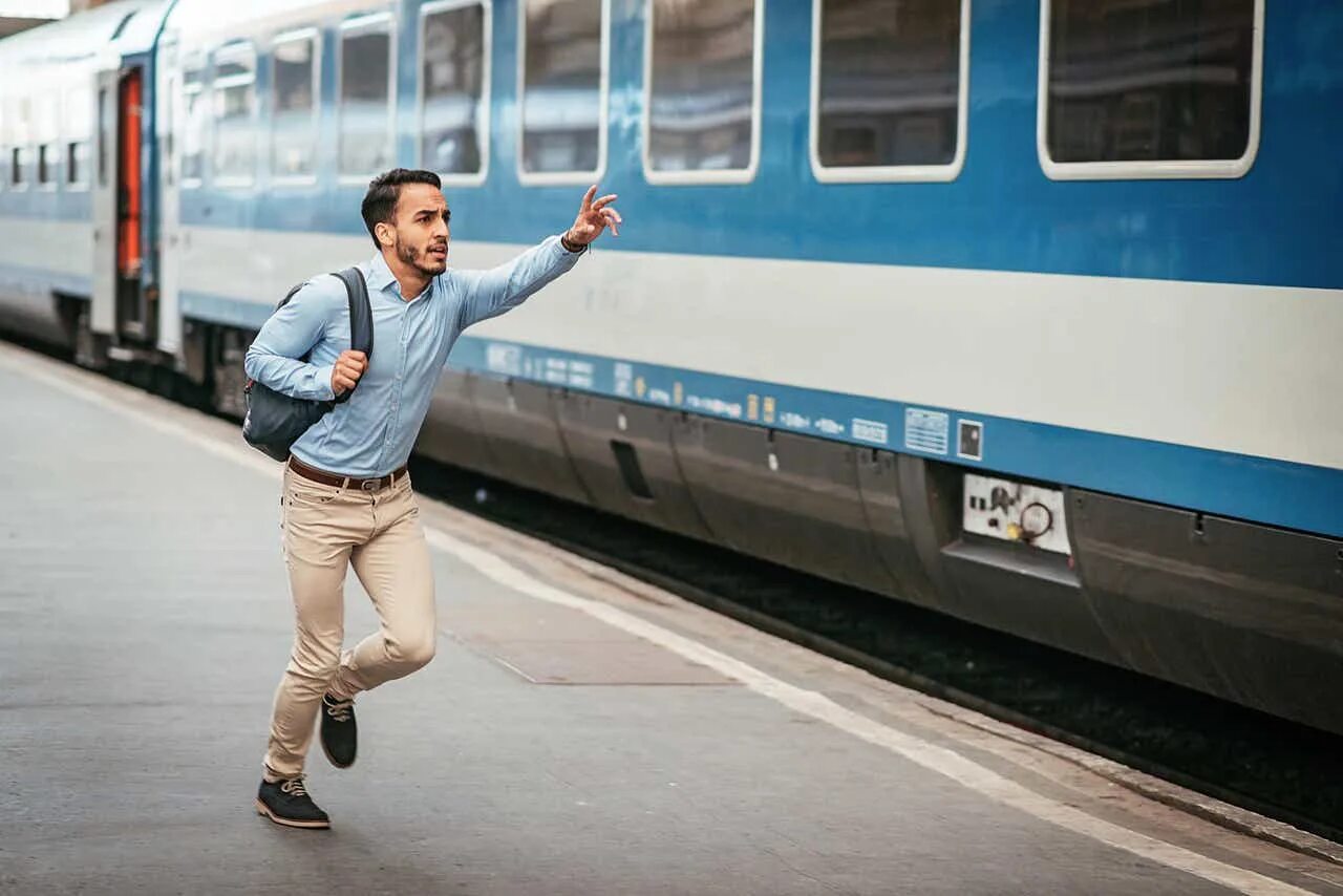 Going to miss. Miss the train. человек опаздывает на поезд. бежит за поездом. мужчина бежит за поездом.