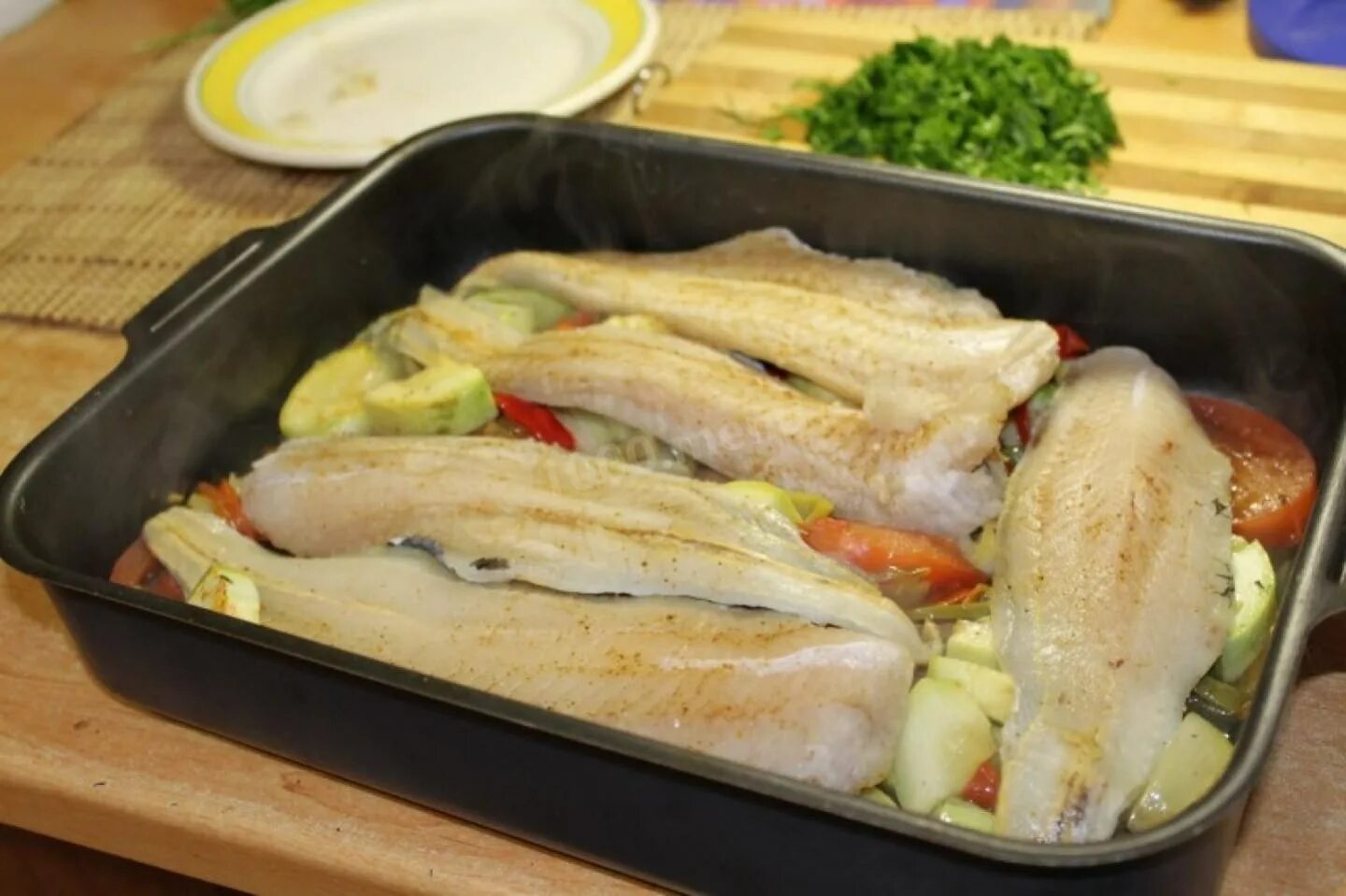 Как вкусно запечь филе минтая. Филе минтая с овощами в духовке. филе минтая в духовке. минтай запеченный в духовке с овощами. рыба минтай в духовке с овощами.