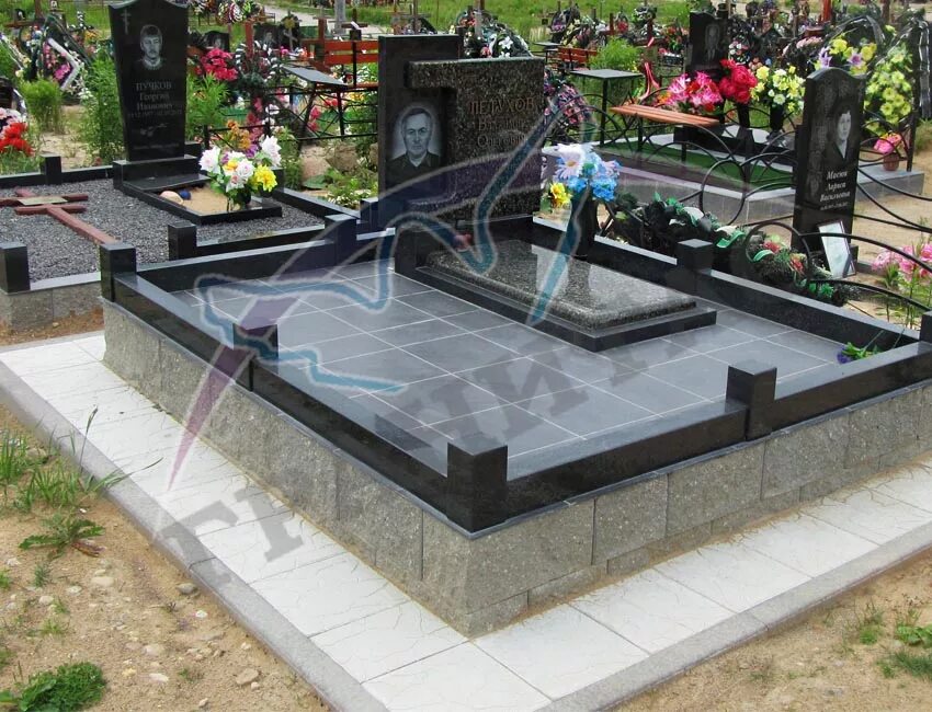 Благоустройство могилы Сиян на кладбище. Керамогранитная плитка для могилы. Плитка вокруг могилы. Гранитная плитка на кладбище. Керамогранитная плитка на кладбище