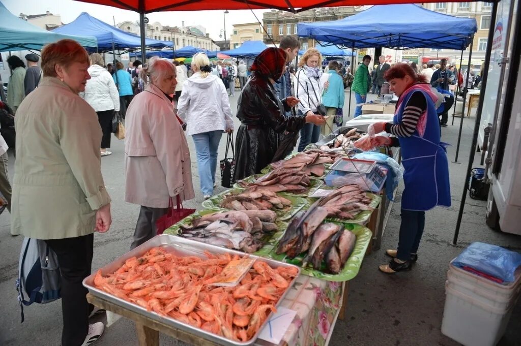 Купить рыбу во владивостоке. Рыбный рынок Владивосток вторая речка. Рынки в Славянке Приморский край. Рыба на рынке. Рынок продуктовый рыбный.