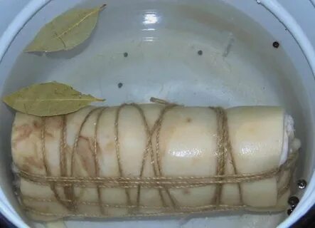 Рулет из свиной брюшины в кастрюле