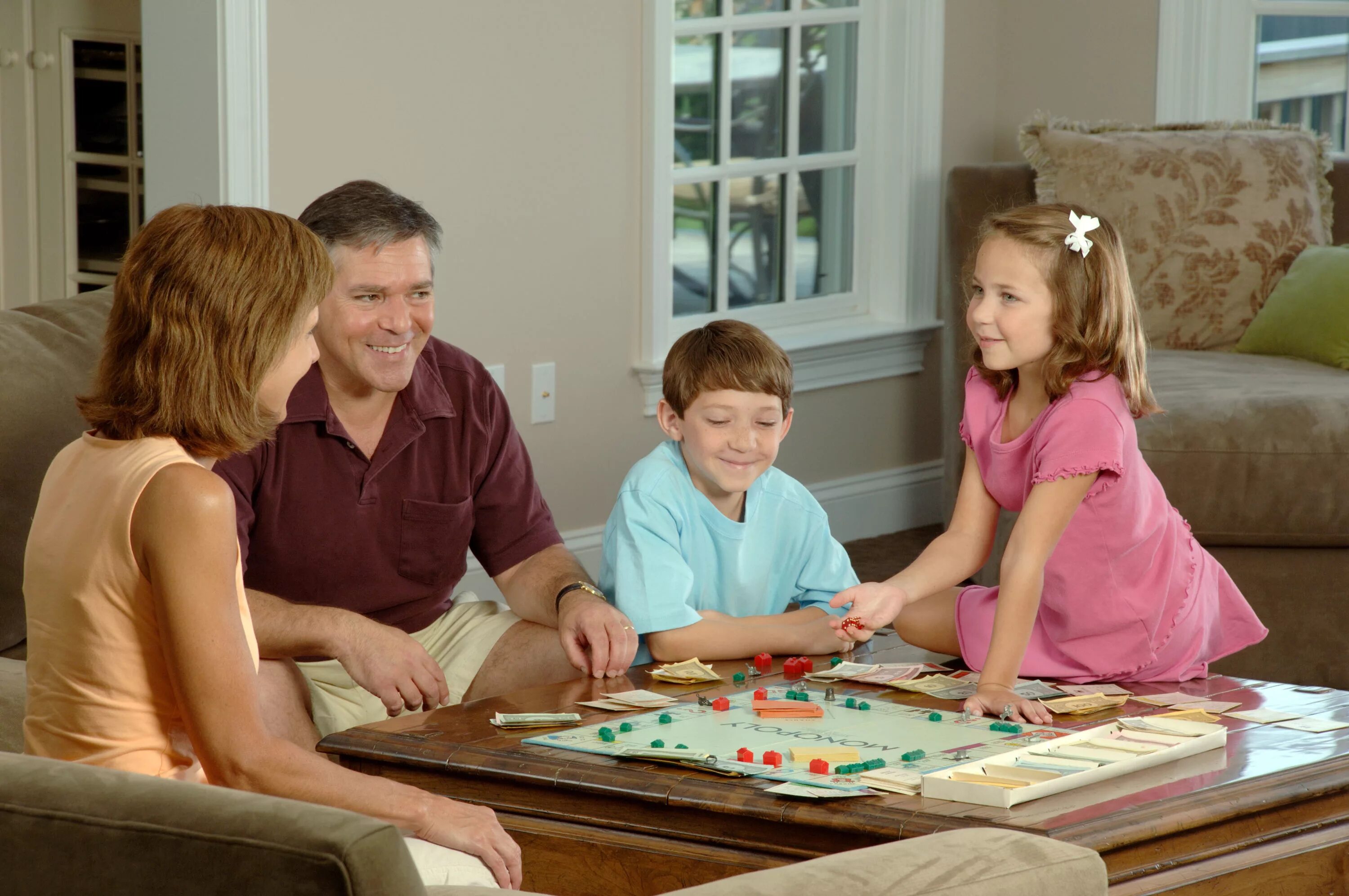 Досуг семьи. Настольная игра «о семье». Родители и дети. Семья в доме за настольными играми.