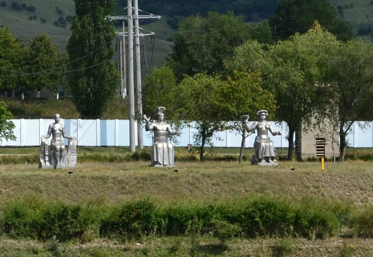 Поселок кавказский Карачаево Черкесия. КЧР П ударный. Пос ударный Прикубанского района Карачаево-Черкесской. Кладбище на поселке Ударном Республики Карачаево-Черкесии.