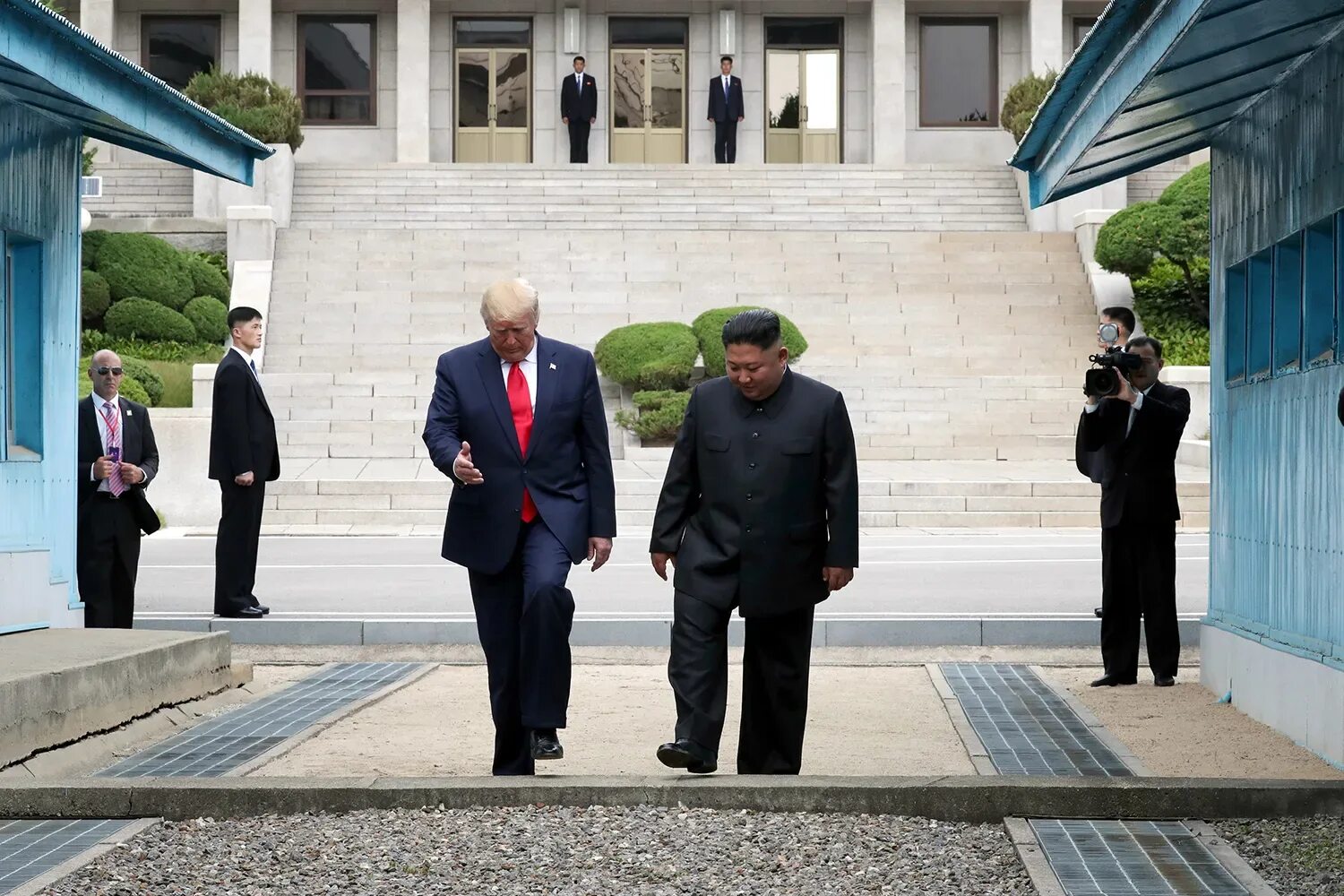 Трамп в кндр. Donald trump and kim jong un. трамп в северной корее.