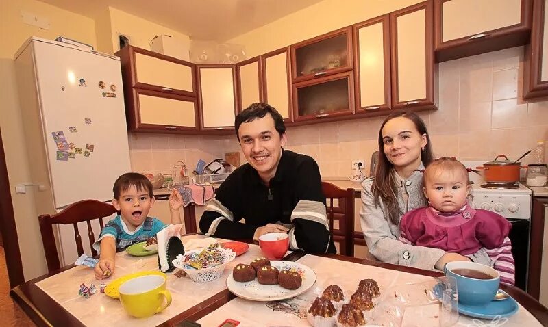 Режиссер сериала воронины. Семейная фотосессия в квартире. Жить в квартире. Квартира русской семье. Семья с детьми в квартире.