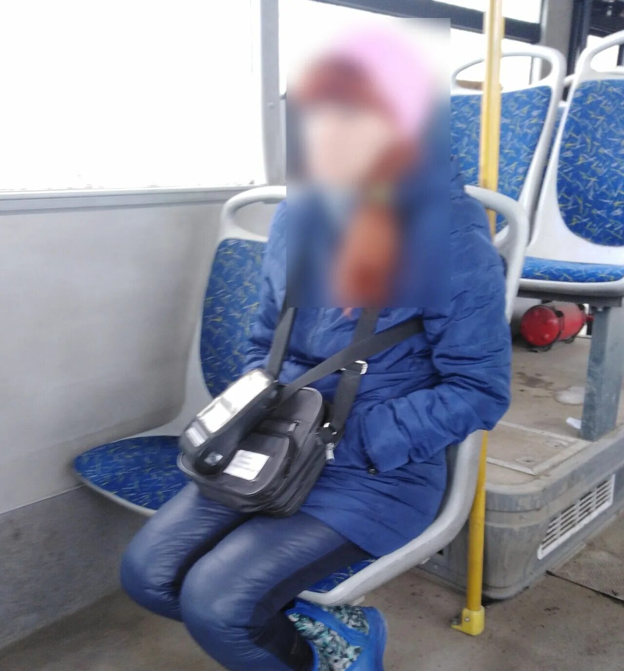 Спящие кондуктор. Кондуктор общественного транспорта. кондуктор в автобусе. кондукторша в автобусе. девушка в пуховике в автобусе.