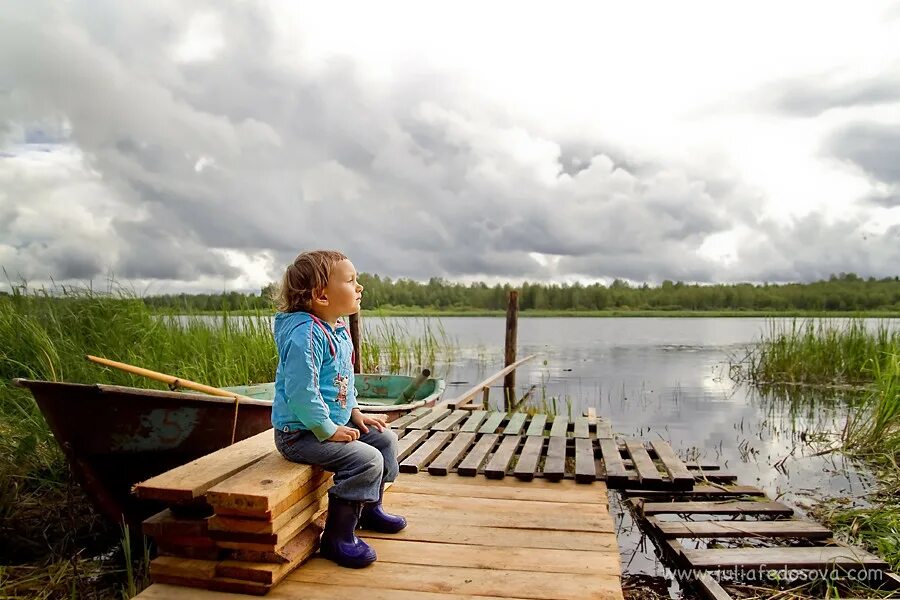 Дочь рыбака читать. Селигер в июле. Дочь рыбака альбом. На озере 2012. Девушка у озера Селигер.