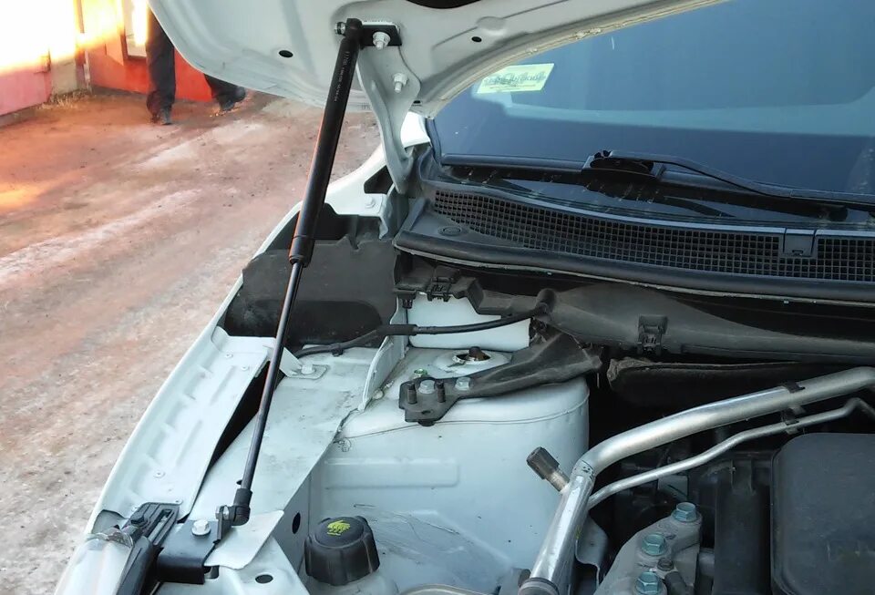 Газовые упоры на кашкай j11. Газовый упор капота кашкай. Nissan qashqai j11 багажник упор газовый. Кашкай j10 упоры капота. Упор капота кашкай j11.