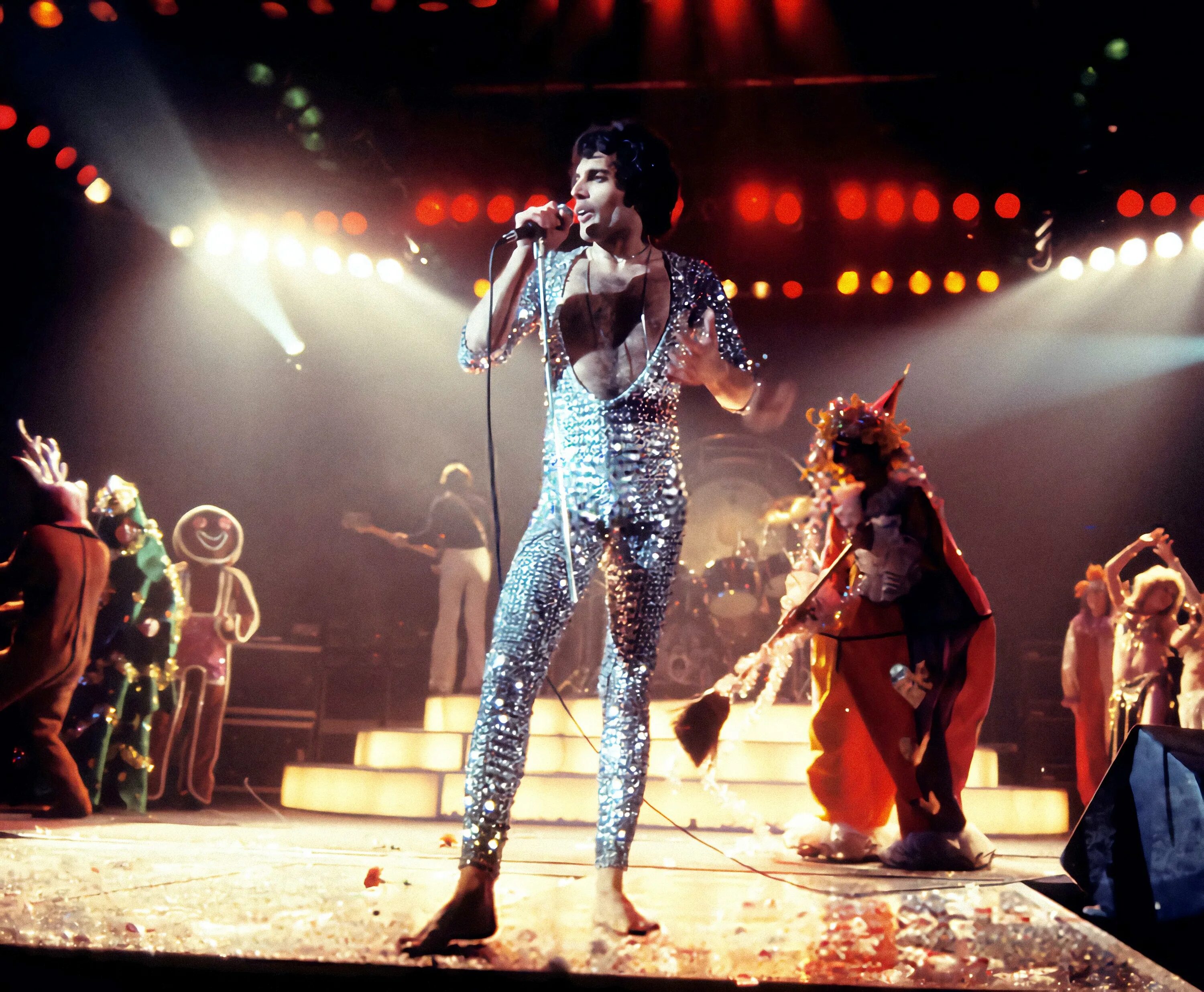 Queen Live 1970. Queen концерт. Queen Live пуховик. Queen show must go on на сцене. The queen lives in a big