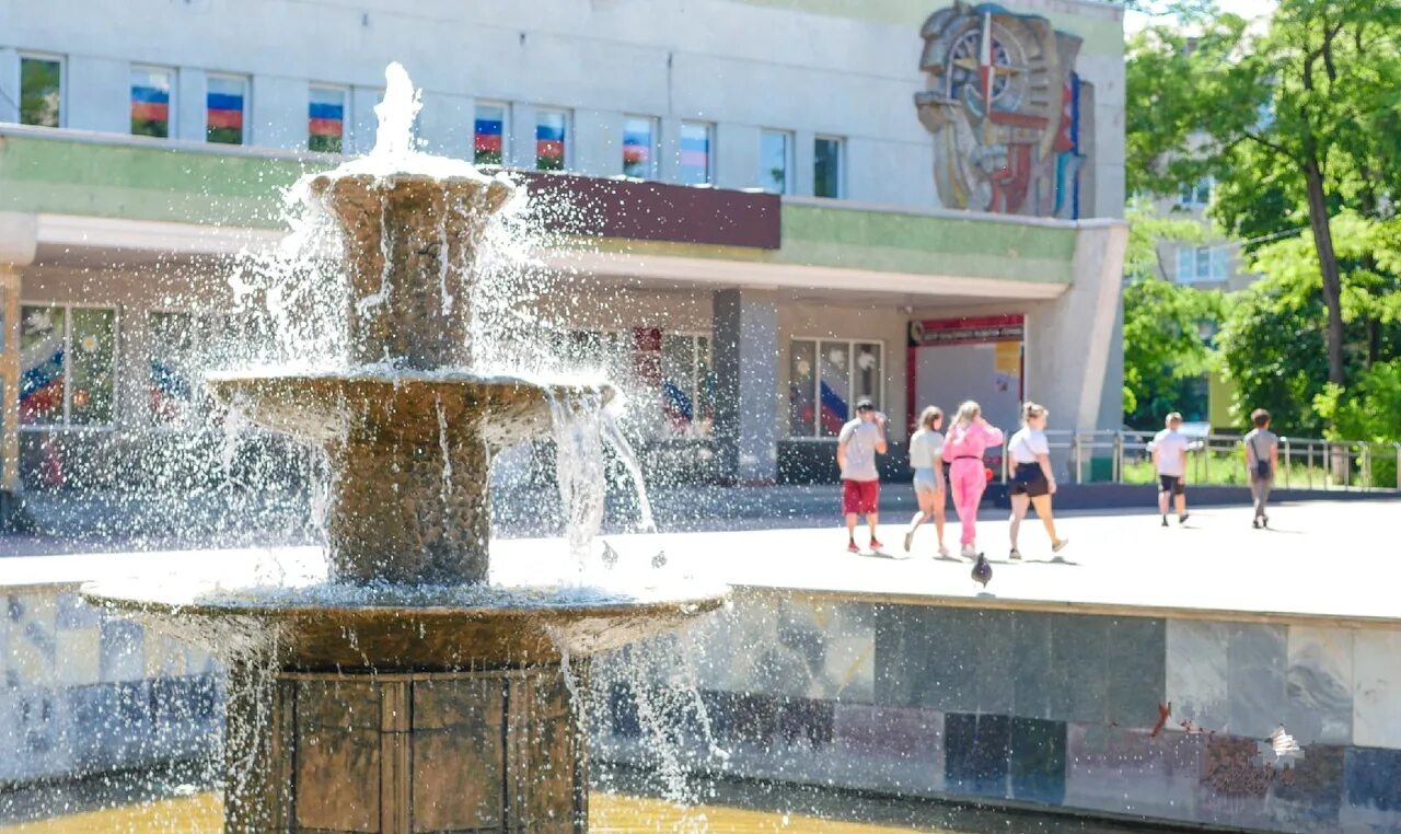 Город сатпаев карагандинская. Старый оскол сквер первая руда. Площадь горняков. Фонтан на площади горняков. Талнах площадь горняков.