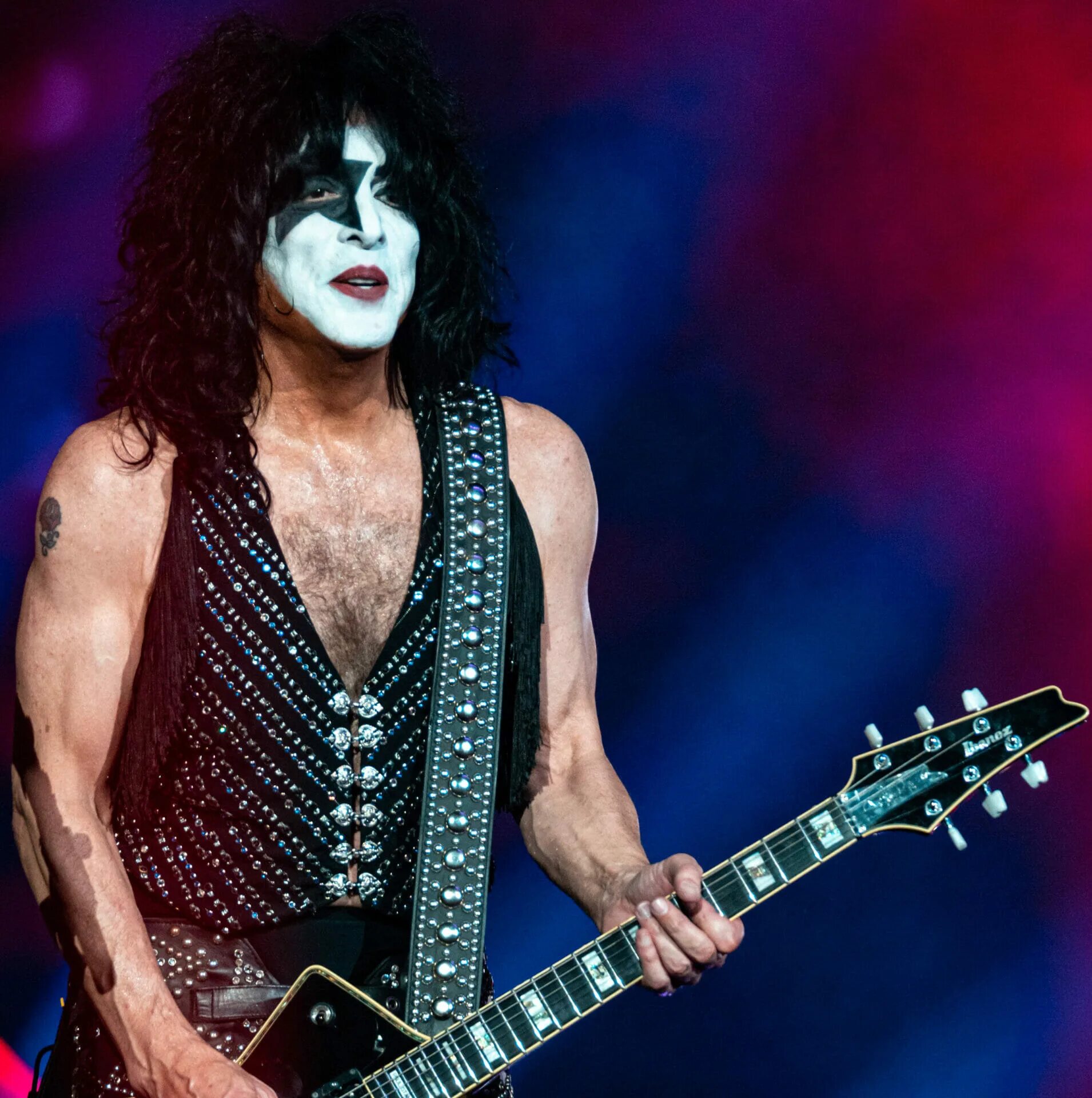 Группа kiss пол стэнли. Kiss пол стэнли. Вокалист группы кисс пол стэнли. Пол стэнли кисс. Kiss пол стэнли.