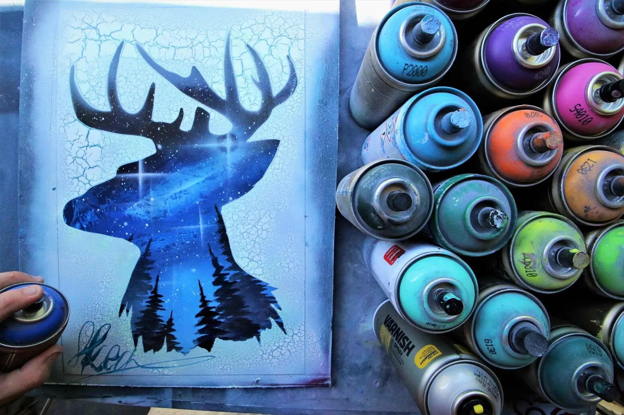 Разноцветная краска в баллончиках. Баллончик с краской для рисования на бумаге. Баллончик без фона. Картины баллончиками с краской. Баллончик с краской на прозрачном фоне.