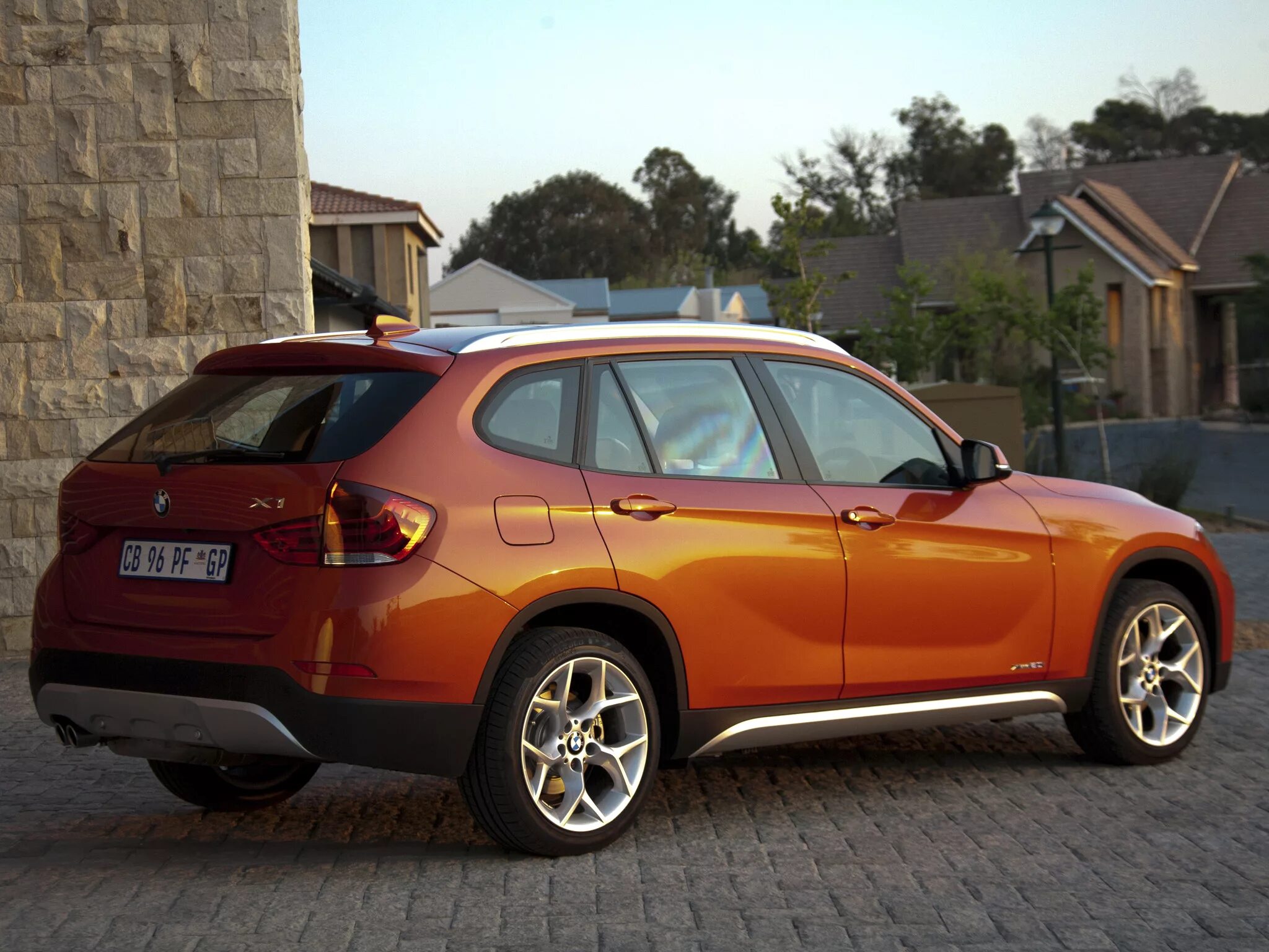 Х 1 автомобиль. BMW x1 2012. БМВ x1 2012. BMW x1 Orange. X1 e84 2012.