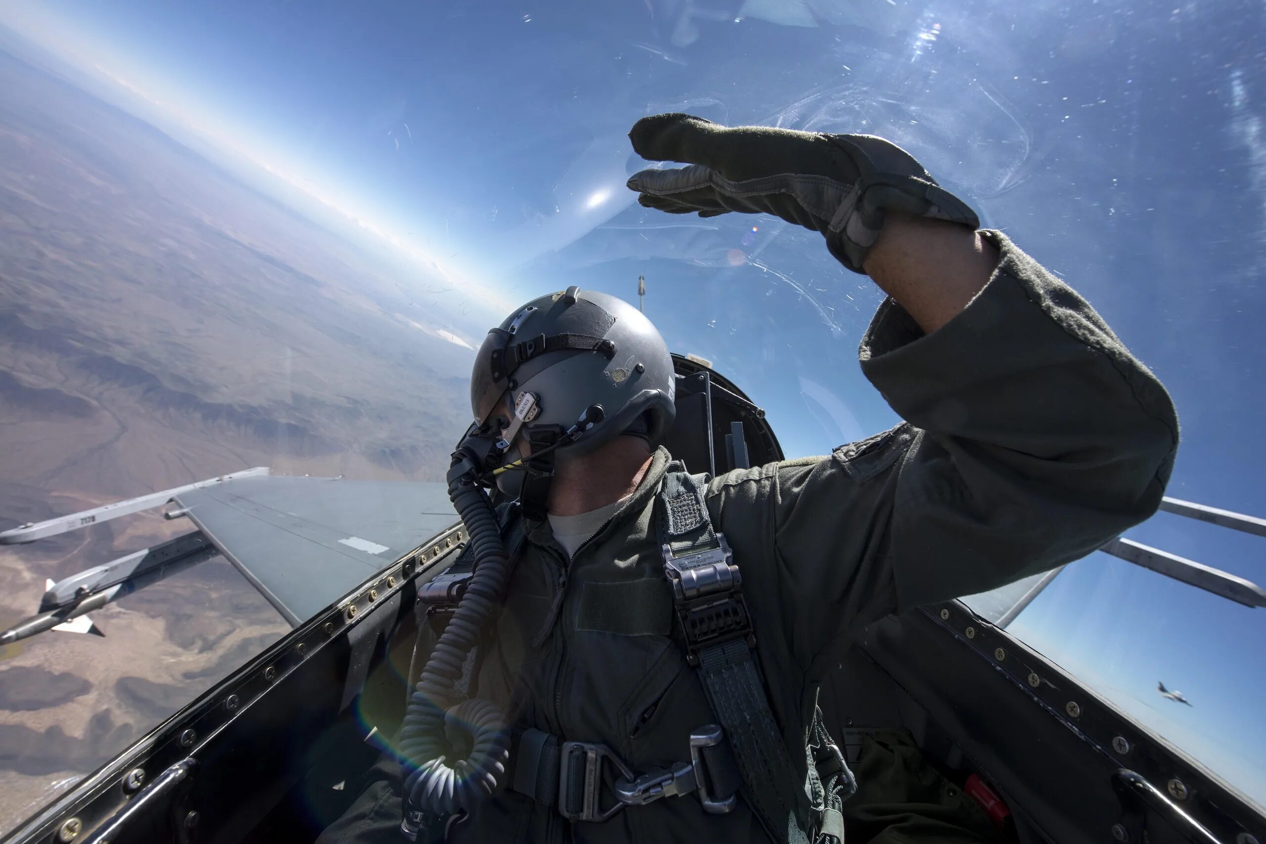 Пилот f-16 в шлеме. Летчики ввс сша. Пилот f-16 в шлеме. Ф летчики. F22 pilot helmet.
