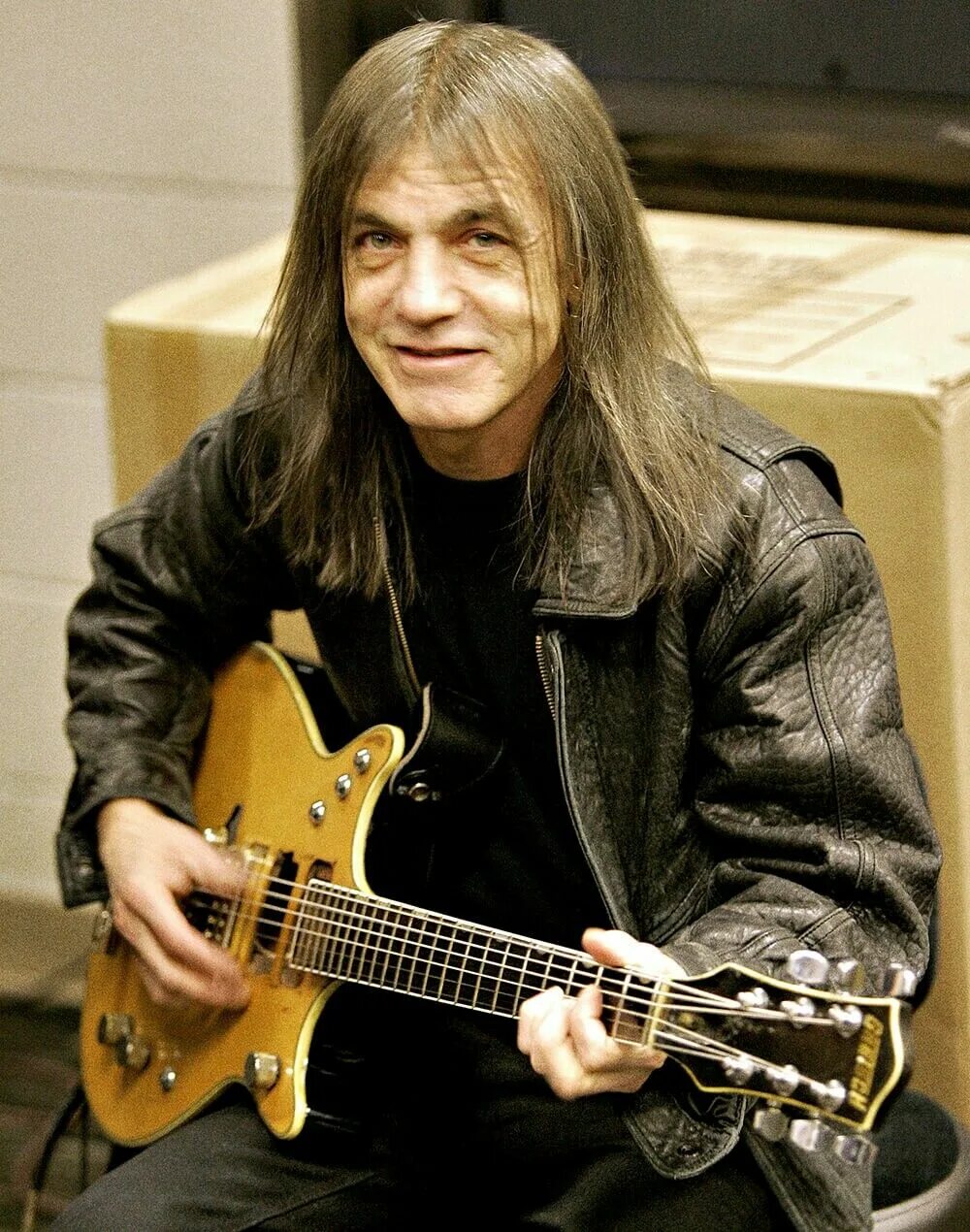 Малькольм янг. Малькольм ac dc. ac dc malcolm young. малкольм и ангус. malcolm young гитара.