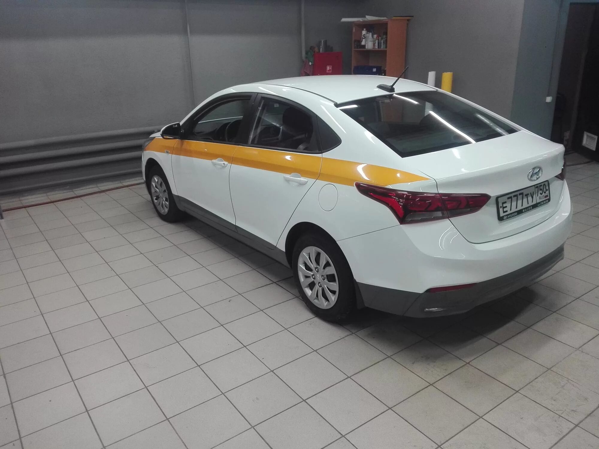 белое такси. стандарты оклейки такси. оклейка такси. такси московская область. такси московская область.