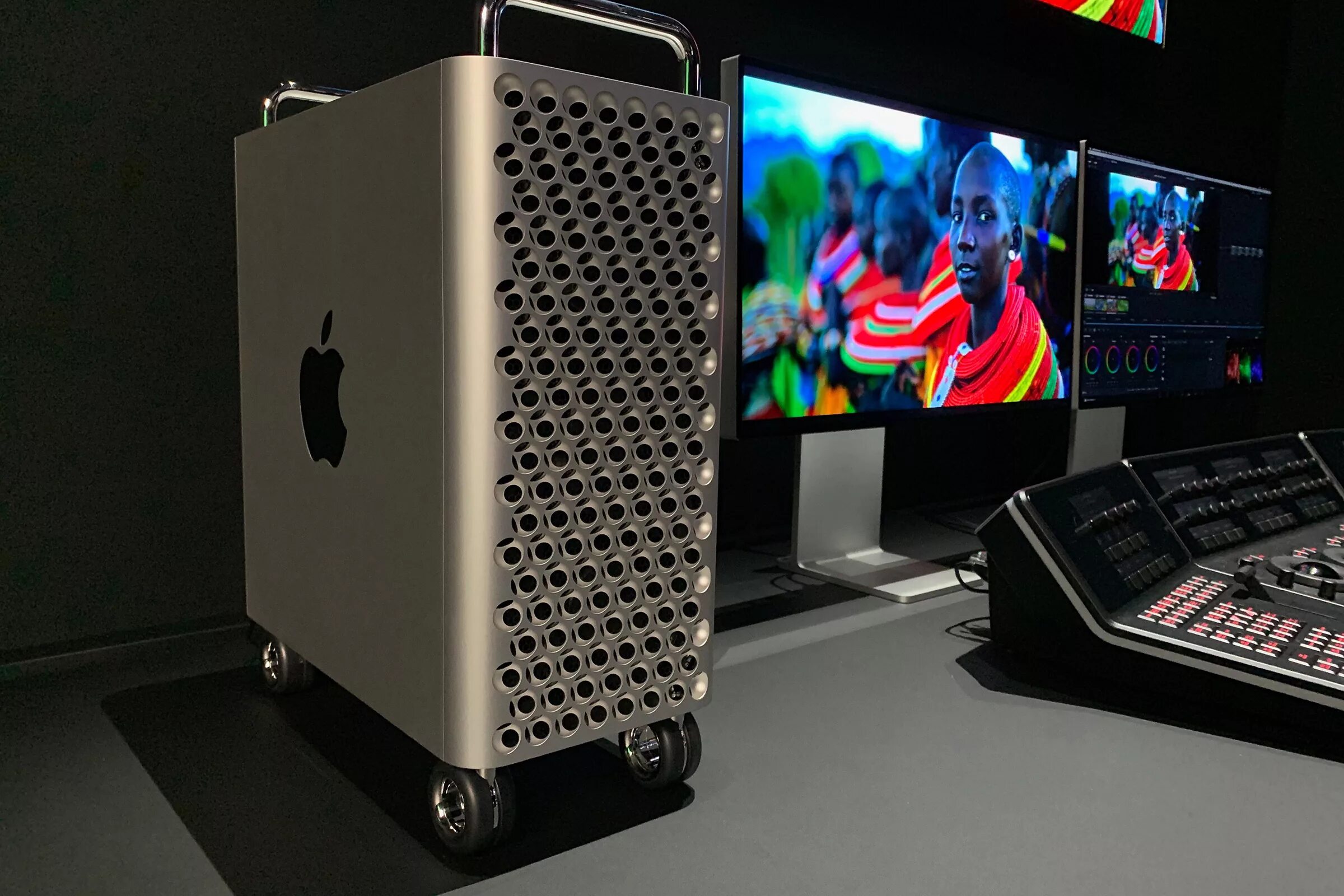 Фотки айфона компьютера. Mac Pro 2020. Компьютер Apple Mac Pro Pro 2019. Mac Pro 2020 системный блок. Apple колесики для Mac Pro.