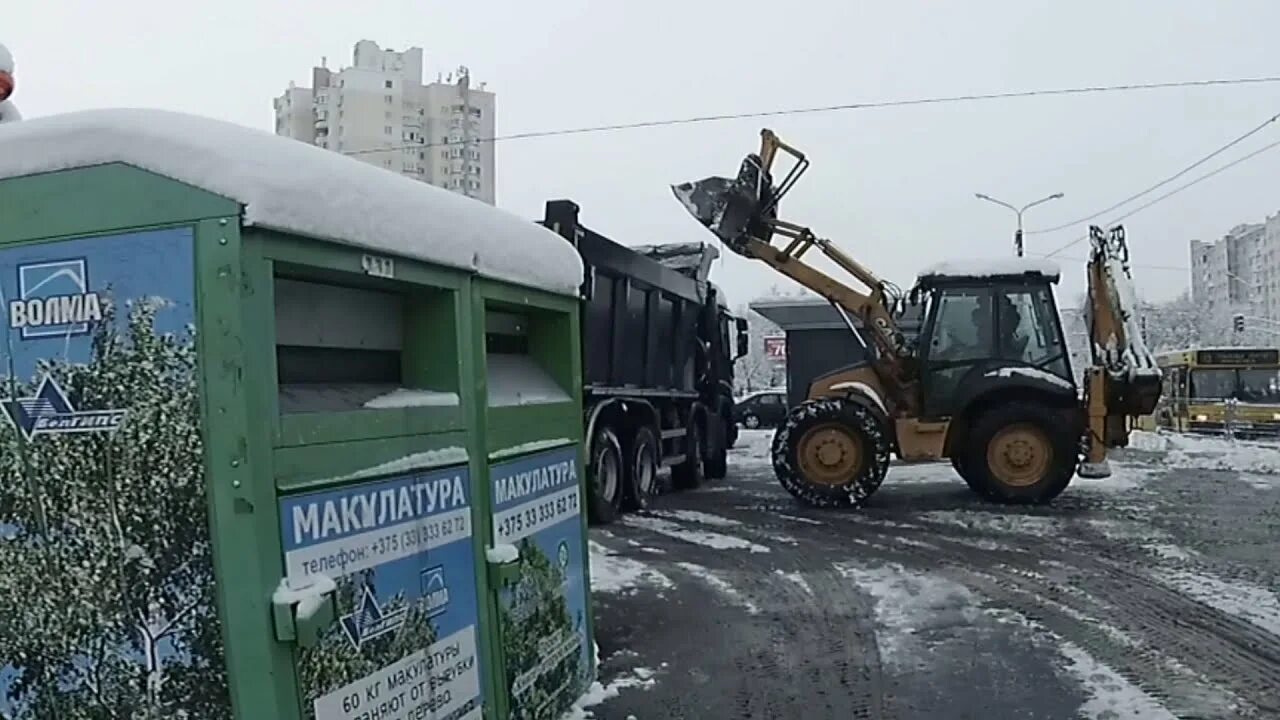 Трактора грузят. Трактор грузит снег в грузовик. Фронтальный погрузчик грузит снег. КАМАЗ грузят снегом. Снег грузят.