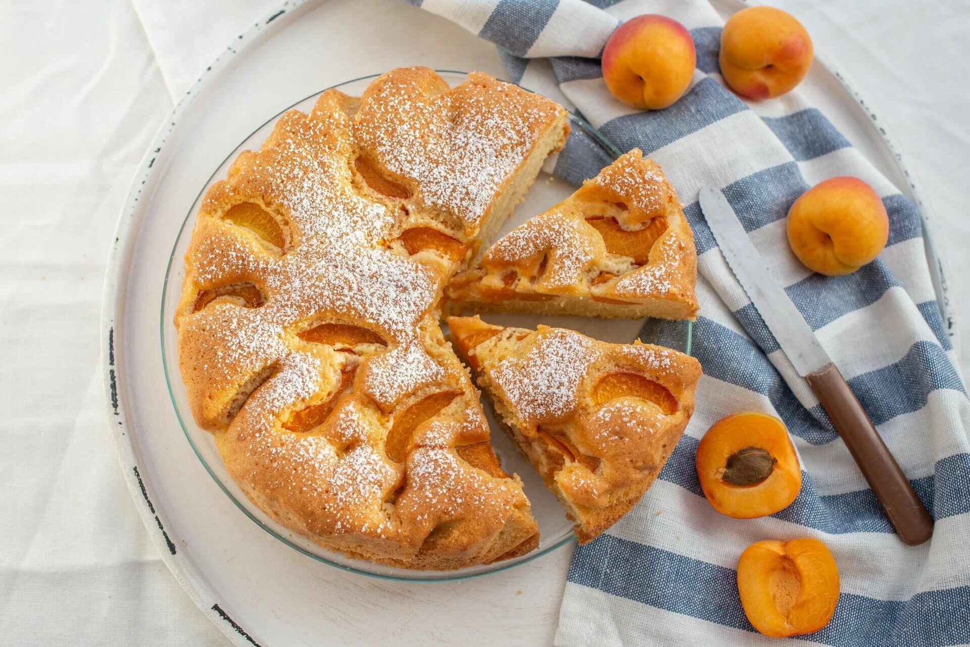 Пирог с яблоками и абрикосами. Шарлотка с абрикосами с майонезом. Шарлотка с абрикосами с майонезом. Абрикосовый пирог на белом фоне. Шарлотка с абрикосами с майонезом.