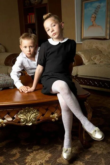 Брат одевает колготки сестры. Школьная форма 2009. младшая сестренка в колготках. колготки в сеточку в школьной форме. маленькая сестра в колготках.