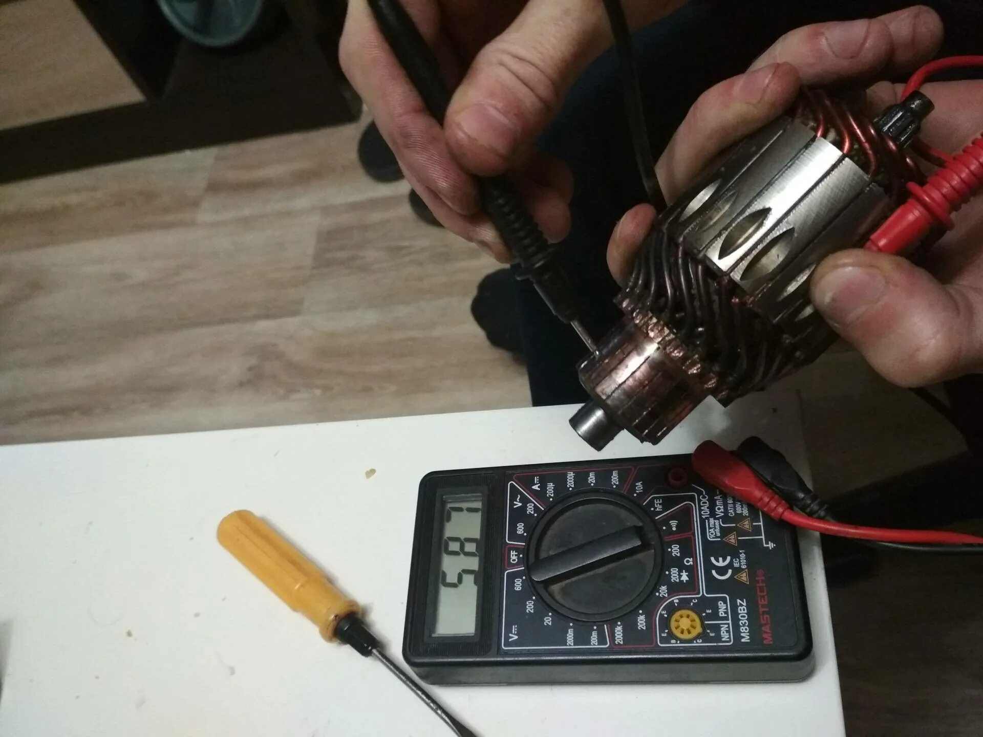 Прозвонка статора болгарки мультиметром. Прозвонка якоря болгарки. Прозвонка статора болгарки. Межвитковое замыкание статора. Прибор проверки якорей стартера э202.