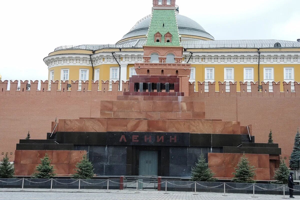 Автор мавзолея ленина. Мавзолей Ленина в Москве. Москва Ленин мавзолей Ленина. Ленин на красной площади в мавзолее.