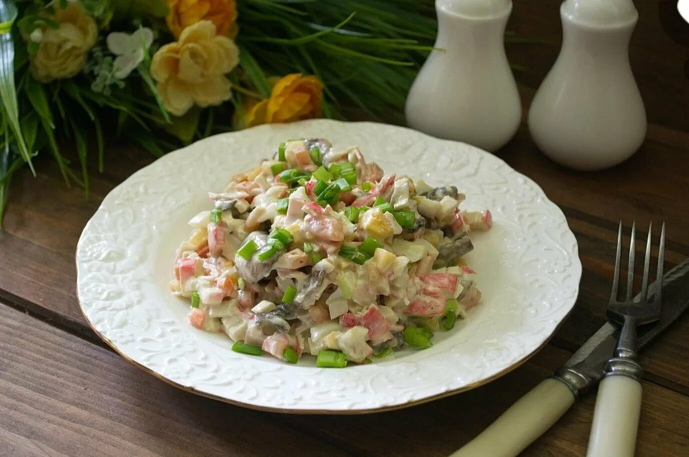 Недорогой салат на ужин. Залаты надень рождения. Салатики вкусные. Салаты на день рождения. Вкусные салатики на день рождения.