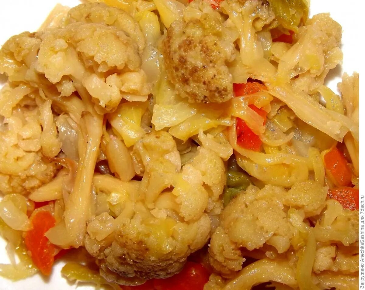 Цветная капуста тушеная на сковороде. Капуста тушеная с овощами. Капуста с болгарским перцем. Цветная капуста тушеная с овощами. Цветная капуста тушеная с овощами.