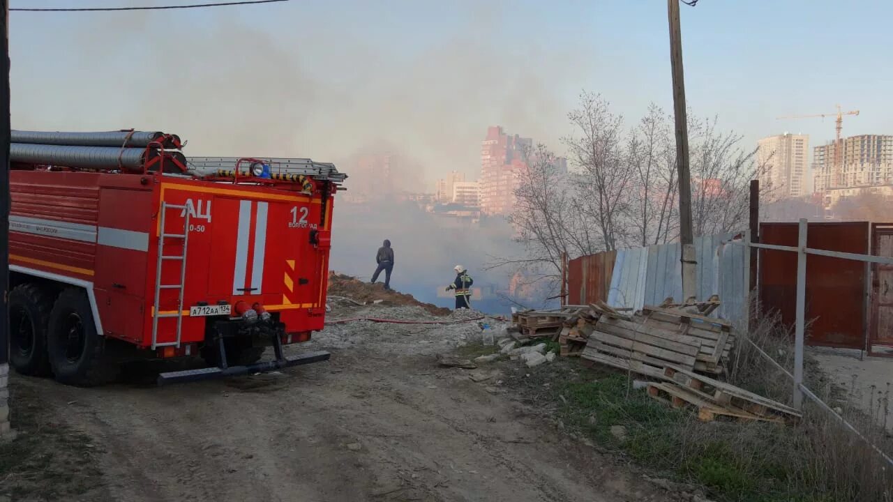 Пожар посёлок верхнезареченский волгоград тзр. Киров пожар на рынке. Пожар в волгограде в дзержинском. Горит магазин. Пожар в волгограде сейчас в дзержинском районе.