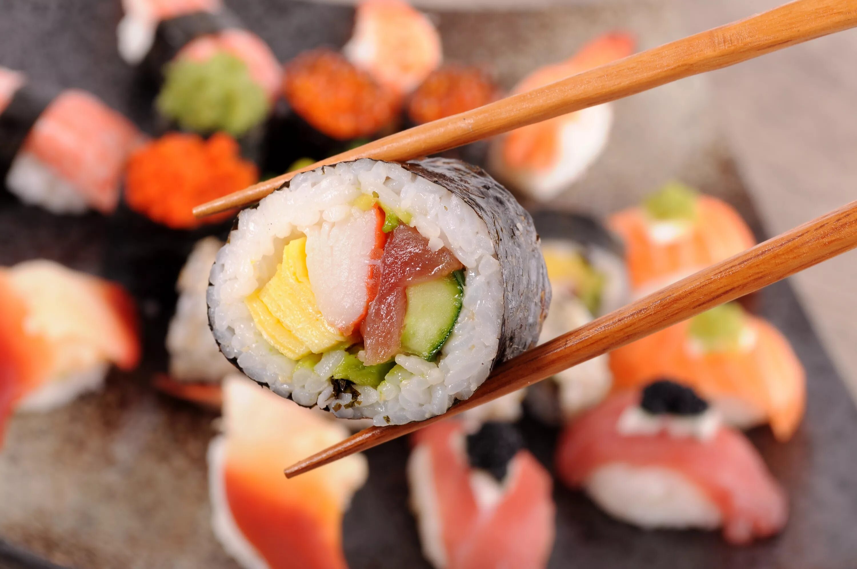 Суши и роллы. Роллы фото красивые. Японская еда суши. Роллы японское блюдо.