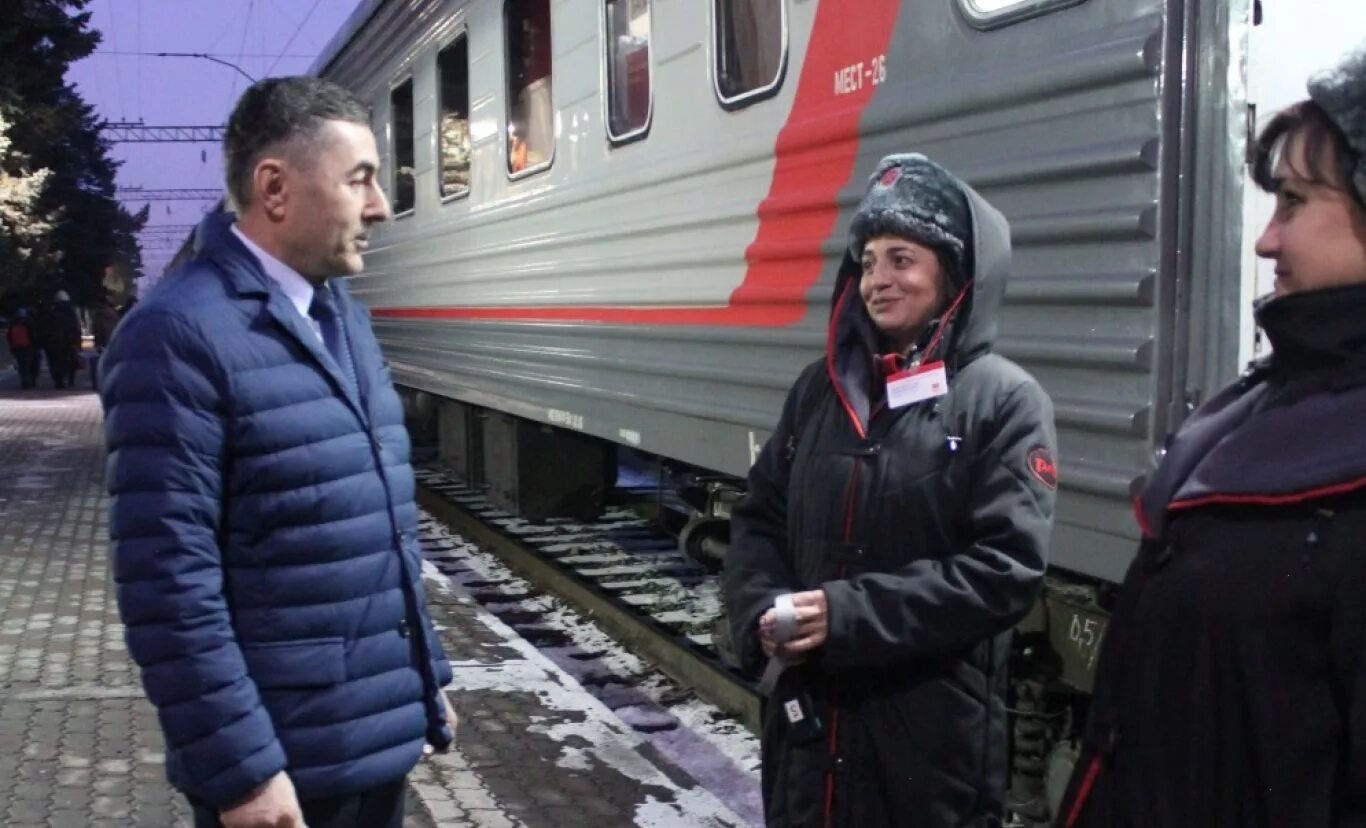 Жд владикавказ телефон. Железнодорожный вокзал Владикавказ. ЖД станция Владикавказ. Начальник ЖД вокзала Владикавказ. РЖД вокзал Владикавказ.