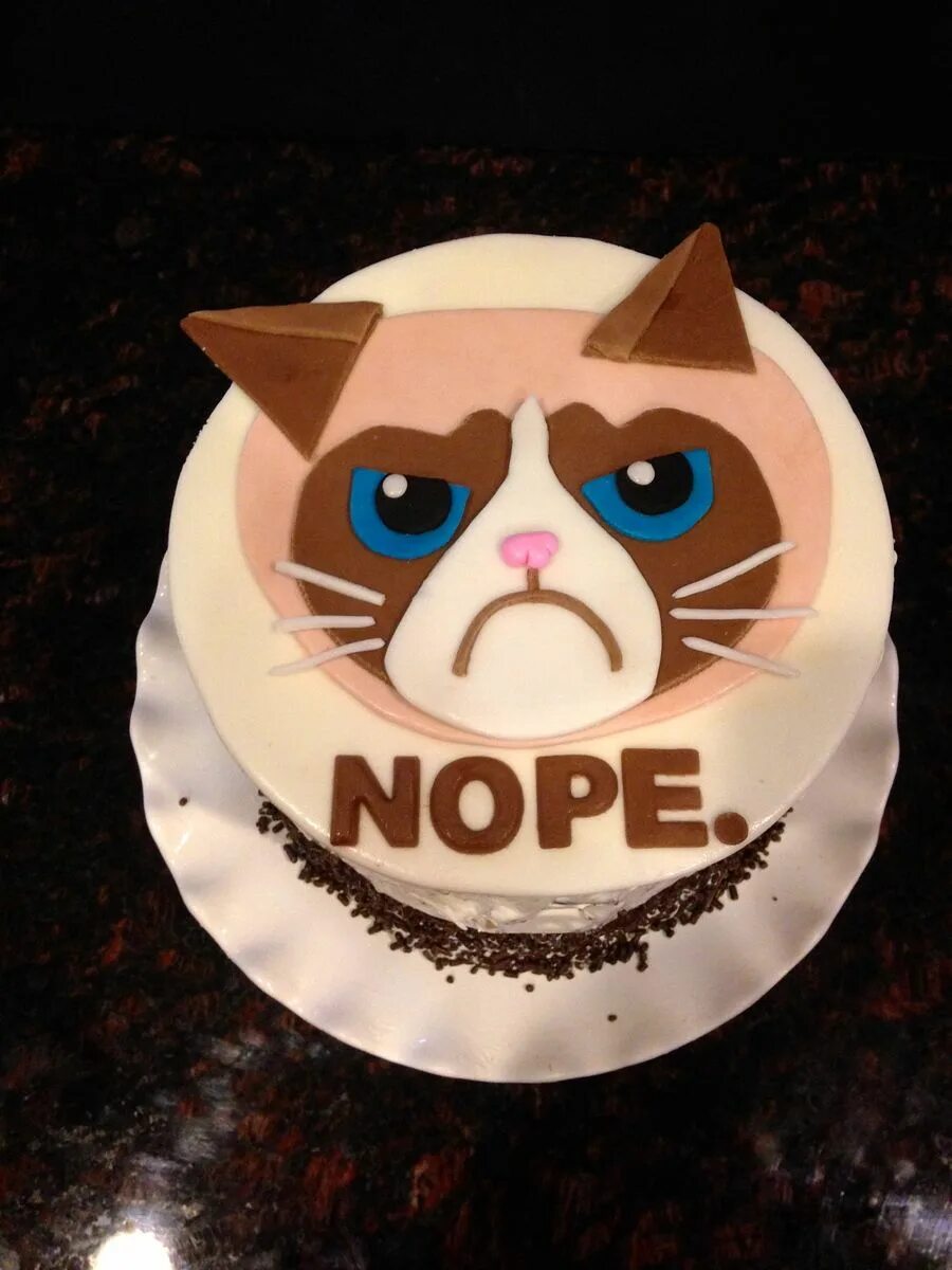 Grumpy Cat торт. Торт сердитый кот. Торт с угрюмым котом. Grumpy Cat с днем рождения. Торт кэт