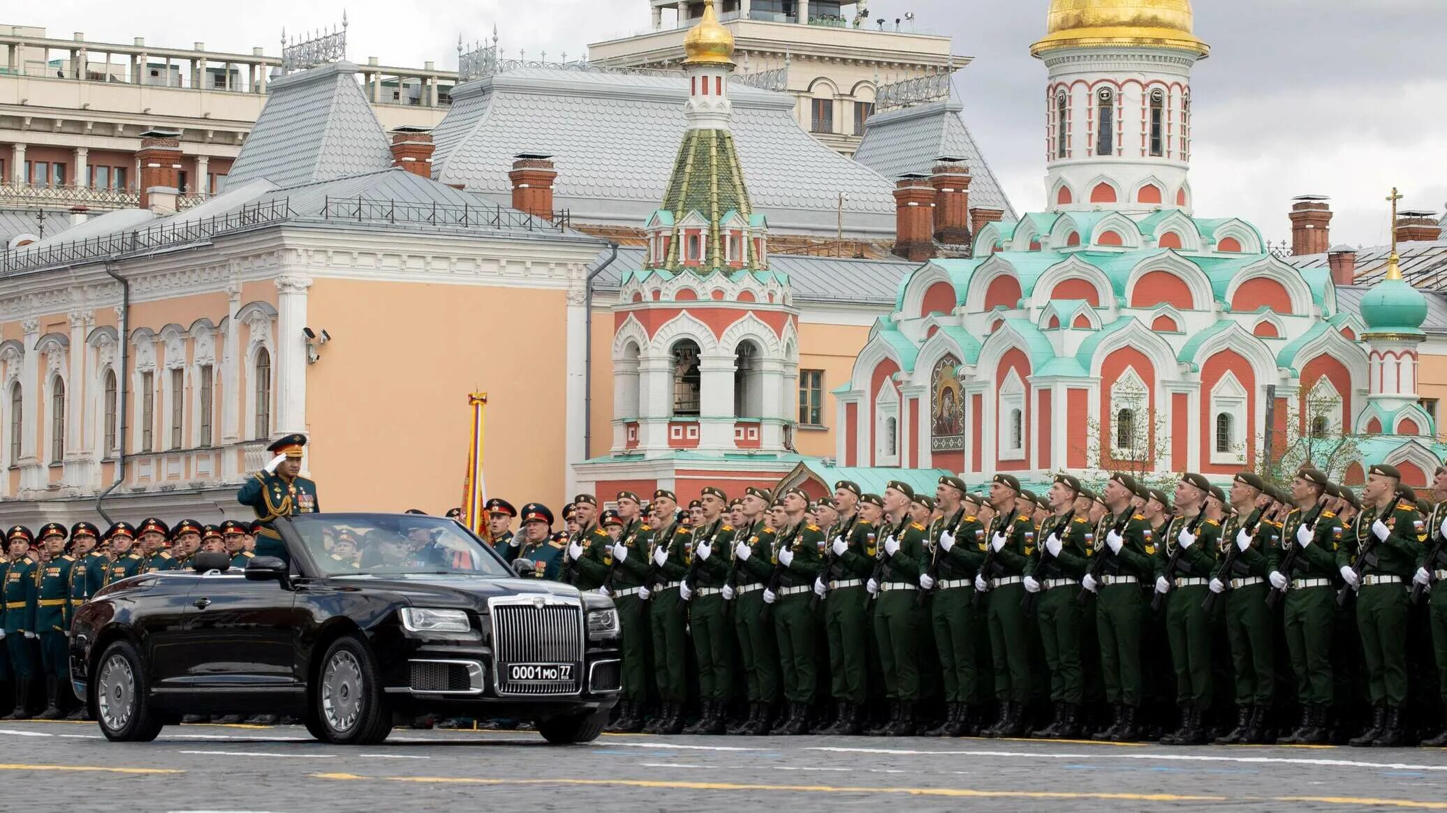 Командующий парадом победы на красной