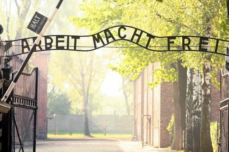 Арбайт Махт Фрай. Arbeit macht frei ворота. Труд освобождает. Надпись труд освобождает.