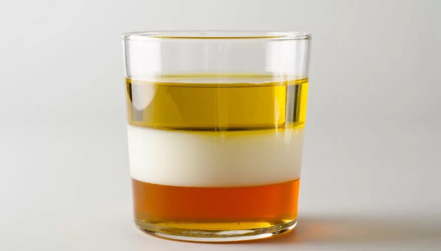Смесь растительного масла с водой. Масло и вода в стакане. Растительное масло в стакане. Стакан с жидкостью. Растительное масло в воде.
