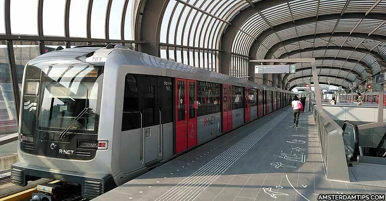 Метро нидерланды. Поезд метро в амстердаме. Станции метро в амстердаме. Голландское метро. Метро амстердама.