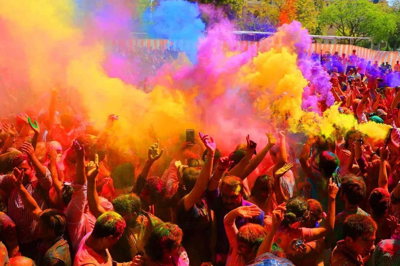 Фестиваль холе. Индийский праздник красок Холи. Фестиваль Холи в Индии. Праздник Холли праздник красок в Индии.