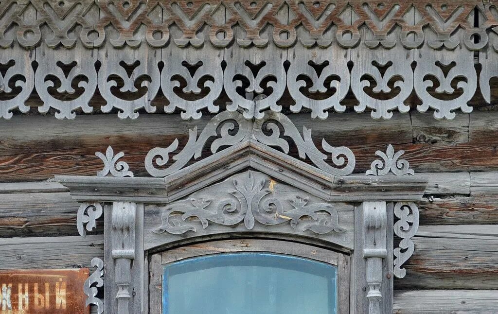 восточный узор пропильная резьба. наличники резные деревянные. у резного 3. фронтон терем. у резного 3.