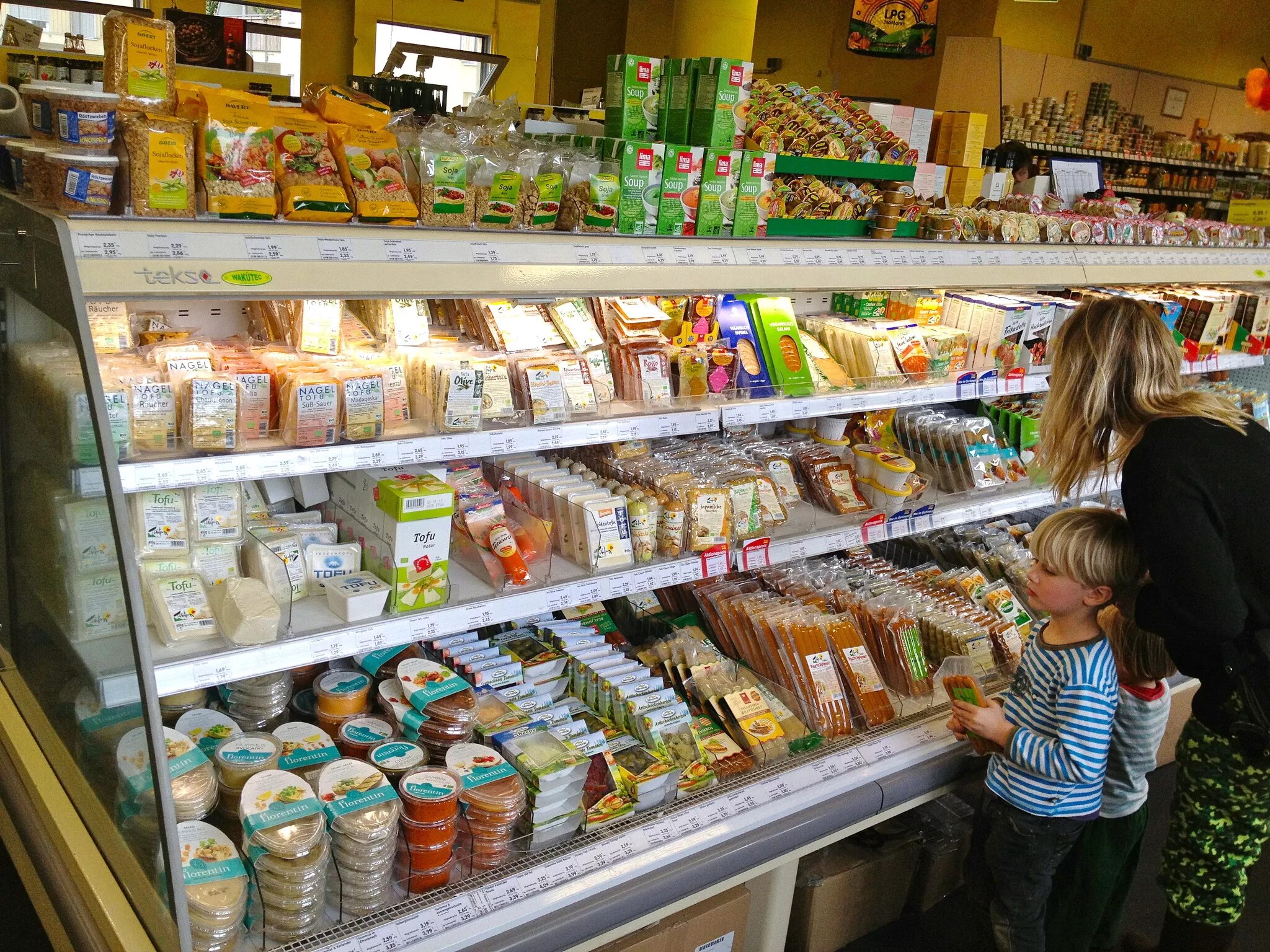 торговый зал продуктового магазина. открытый продуктовый магазин. небольшой продуктовый магазин. решил открыть магазин. идеи магазина для маленького города.