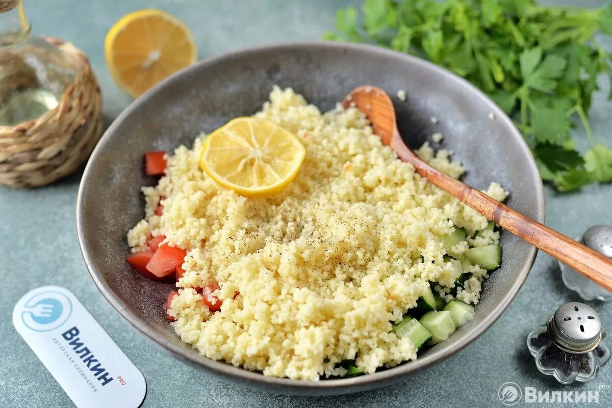 Кус кус вода. Салат с кускусом и овощами. кус кус с мятой. кус кус отварной. салат восточный.