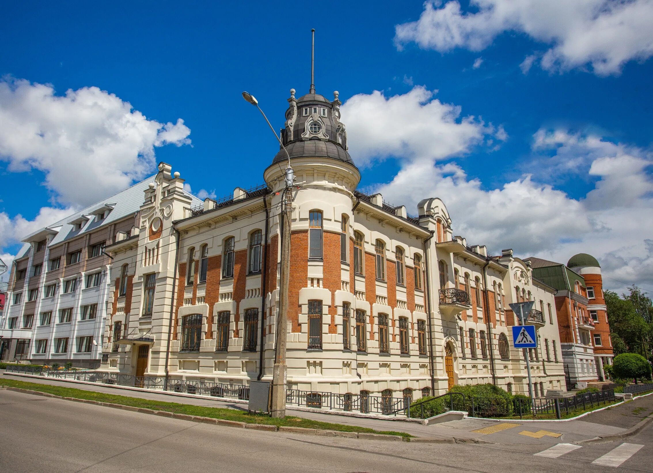 Дом Яковлева и Полякова Барнаул. Дом купца Полякова в Барнауле. Особняк купца Яковлева Барнаул. Дом Яковлева и Полякова достопримечательности Барнаула.