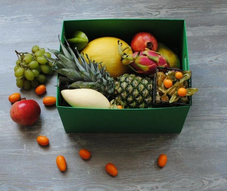 Коробки с фруктами. Коробка экзотических фруктов. Фрукты в коробке. Подарочные коробки с фруктами. Экзотический подарок
