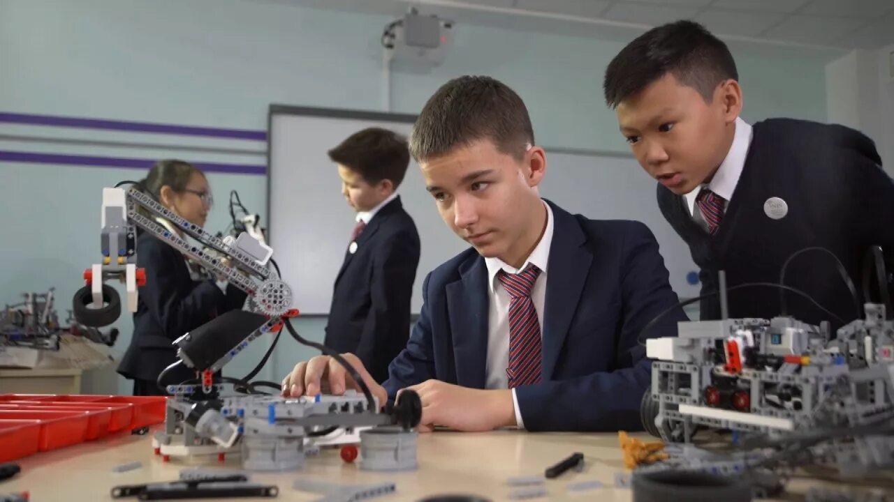 Робототехника в казахстане. Робототехника для детей. В первый класс робот. Университет робототехники в казахстане. Современная школа рк.