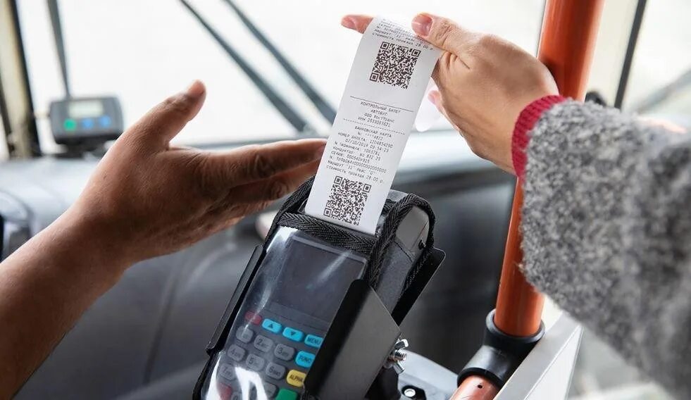 Как платить в автобусе. Безналичная оплата в автобусах. оплата в общественном транспорте. терминал оплаты в маршрутке. безналична яоптала в автобусе.