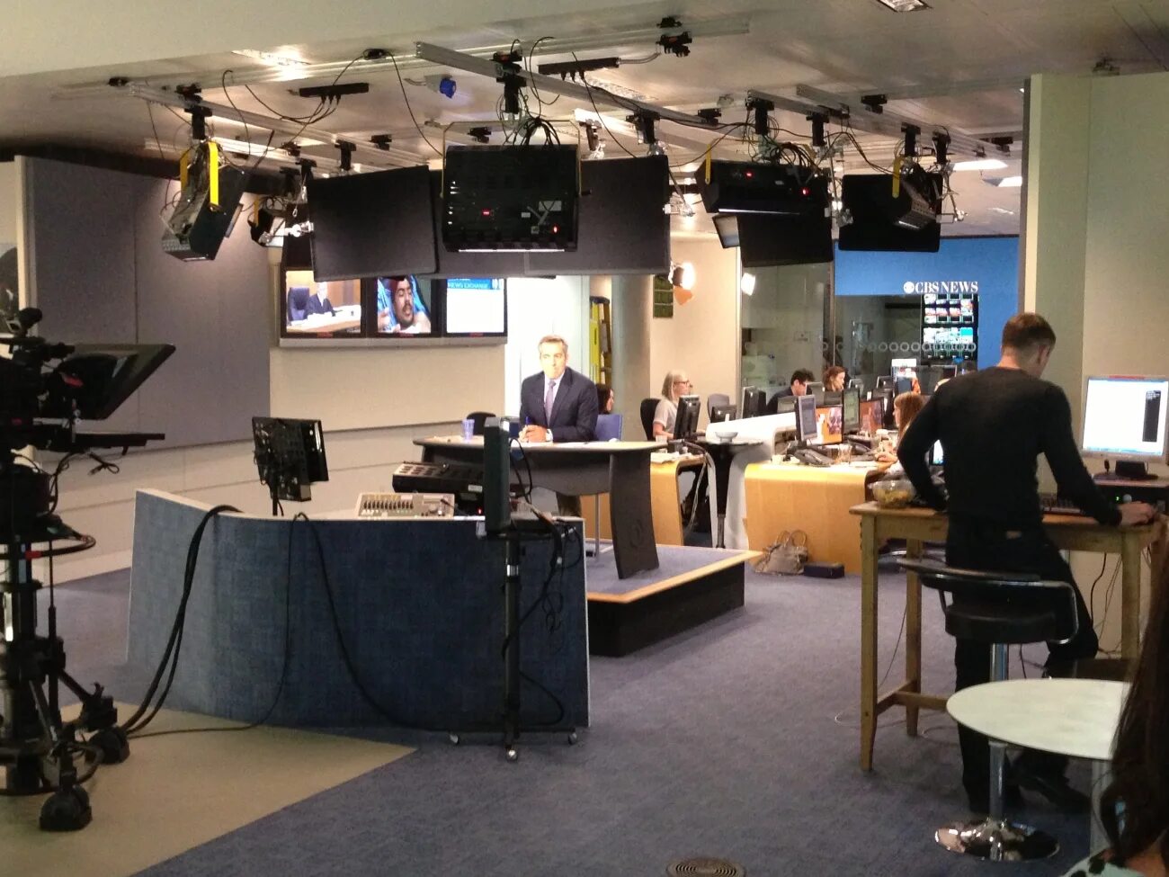 Американского телеканала cbs. News anchor. Cbs news на русском. Новостные каналы сша. Cbs news ведущие новостей.