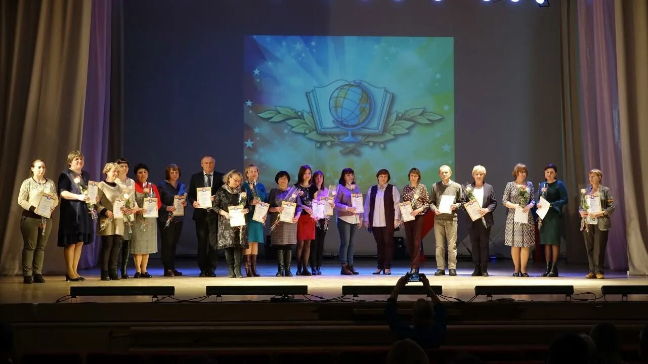 церемония награждения победителей гагаринской олимпиады школьников. директор школы 2 гусь хрустальный. директор 4 школы гусь хрустальный. директор 3 школы гусь хрустальный. сериал хрустальный директор школы.